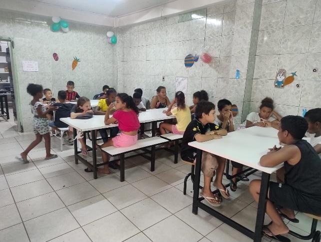 Refeitório da ACBERGS com mesas postas