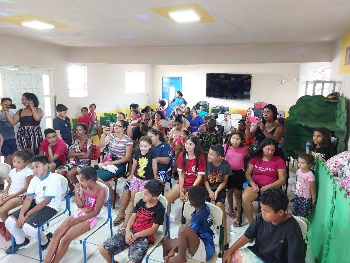 Reunião com pais e familiares em sala cheia